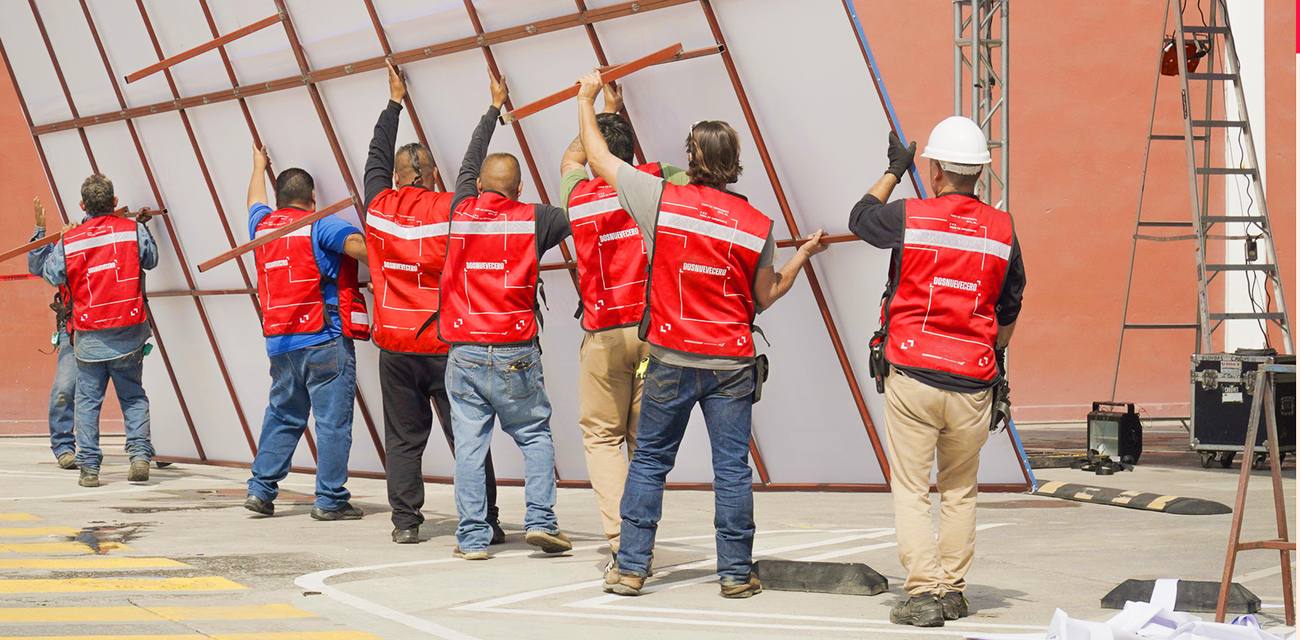Equipo de montaje de dosnuevecero con chalecos rojos