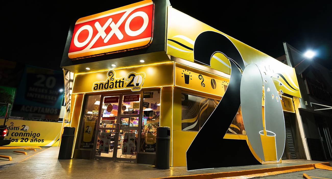 Tienda OXXO intervenida por el aniversario de andatti, de noche