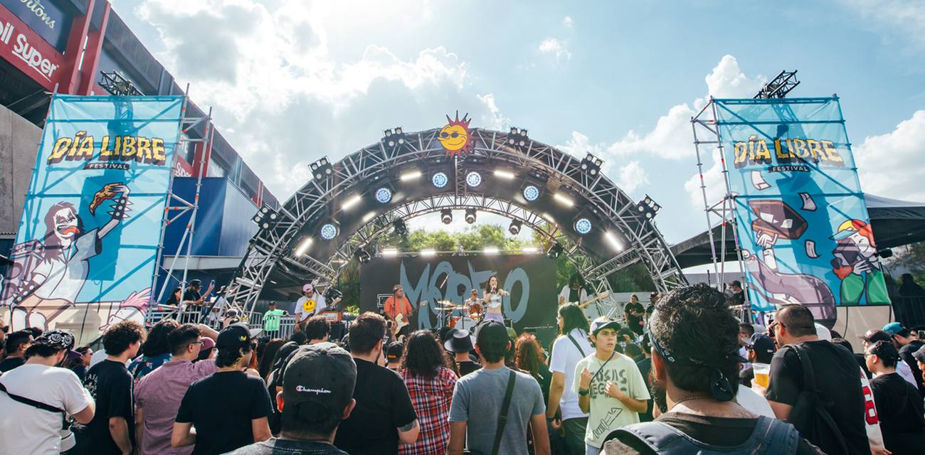 Festival con escenario y público
