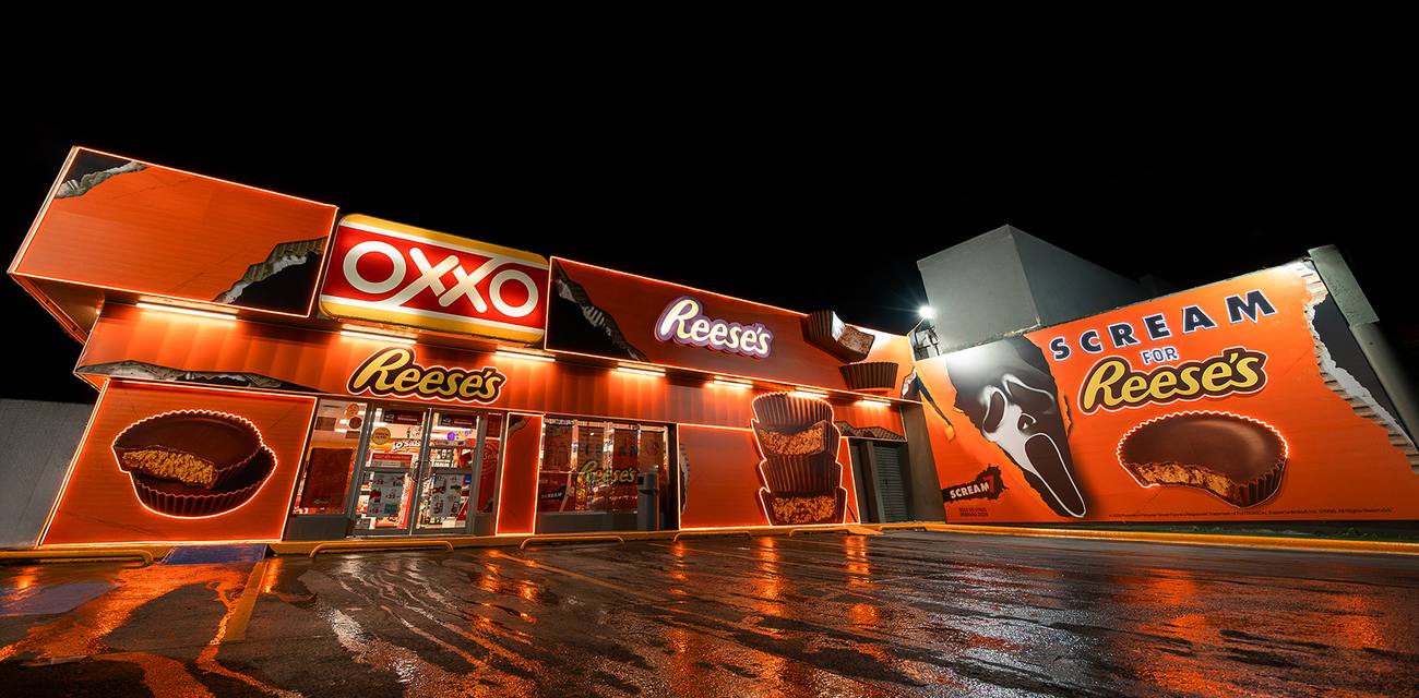 Tienda OXXO intervenida con la marca Reese's, de noche